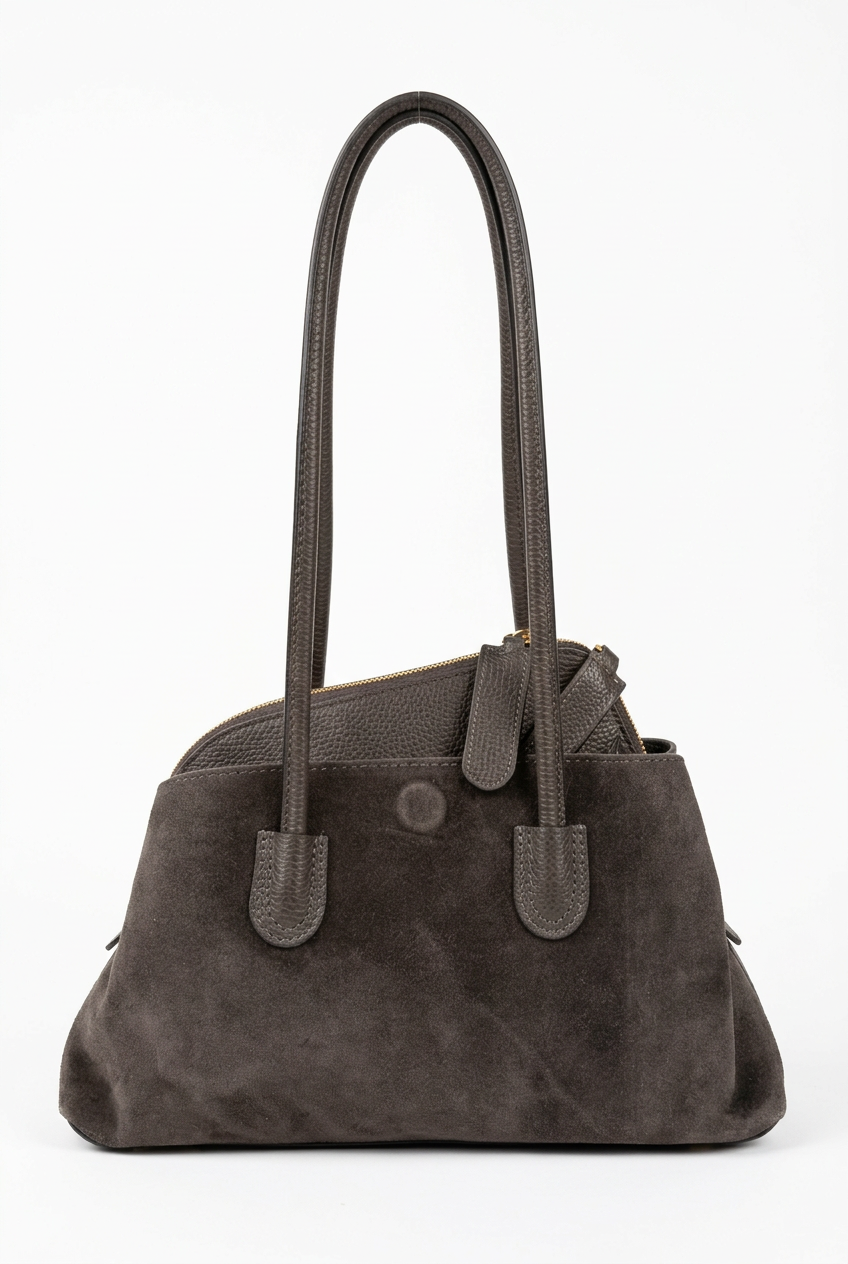 Borsa grigio antracite su sfondo bianco da studio